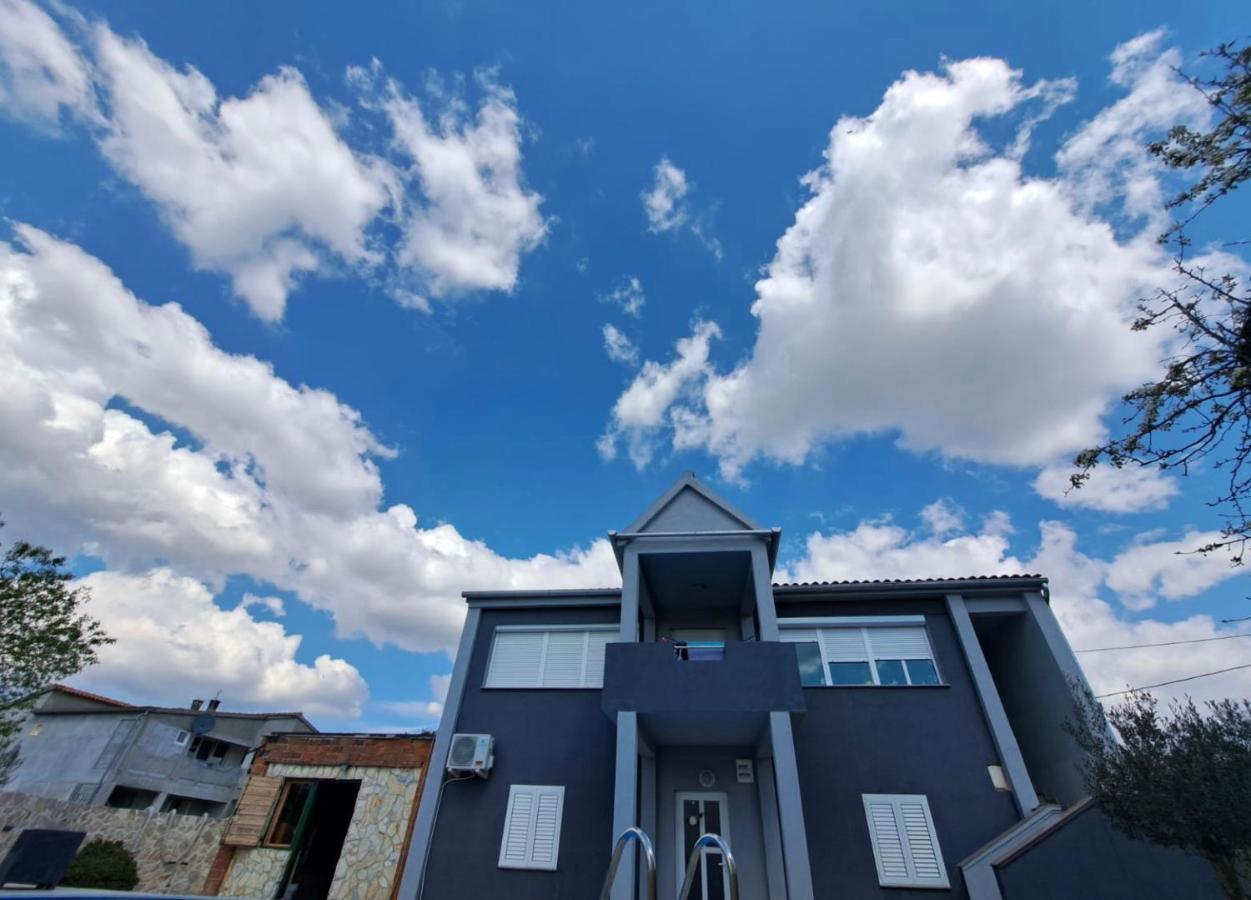 Iva Apartman Sa Bazenom Donji Zemunik Bagian luar foto