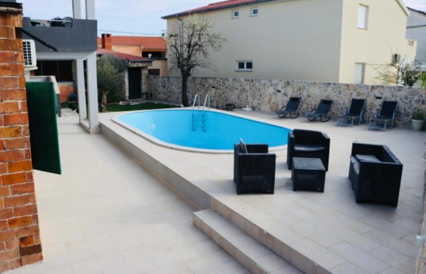 Iva Apartman Sa Bazenom Donji Zemunik Bagian luar foto